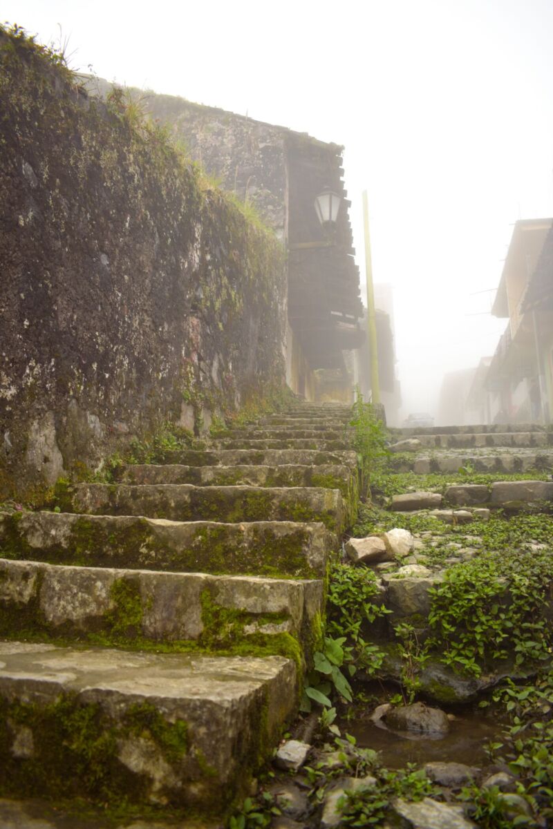 calles de Cuertzalan empinadas y cubiertas con niebla en las mañanas