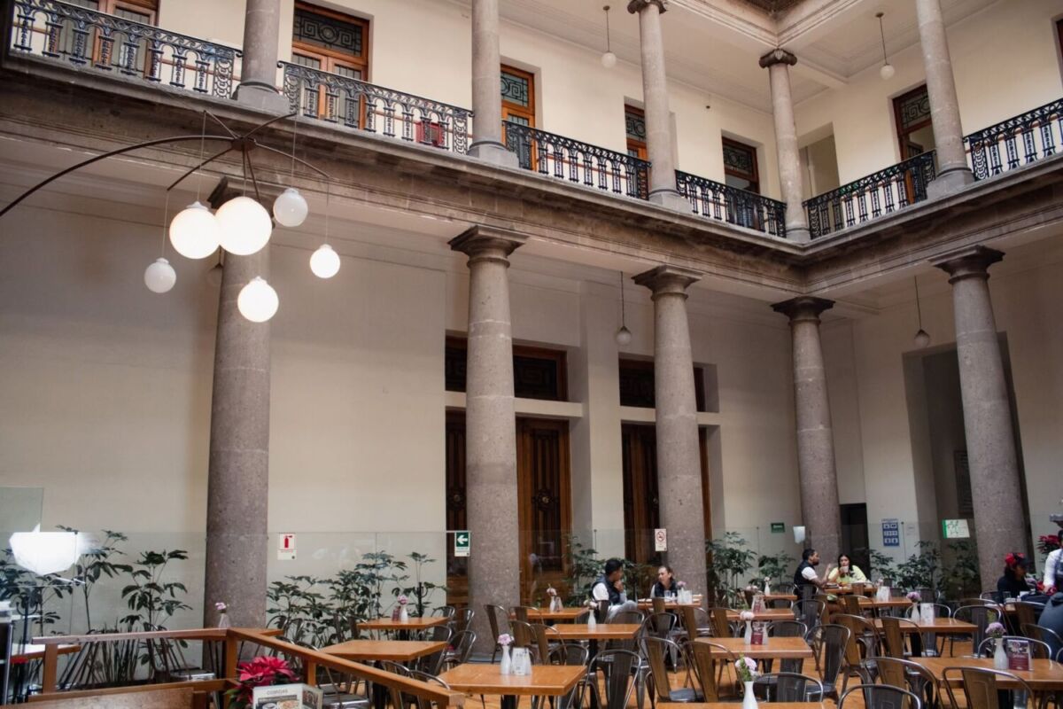 restaurante adentro de edificio histórico