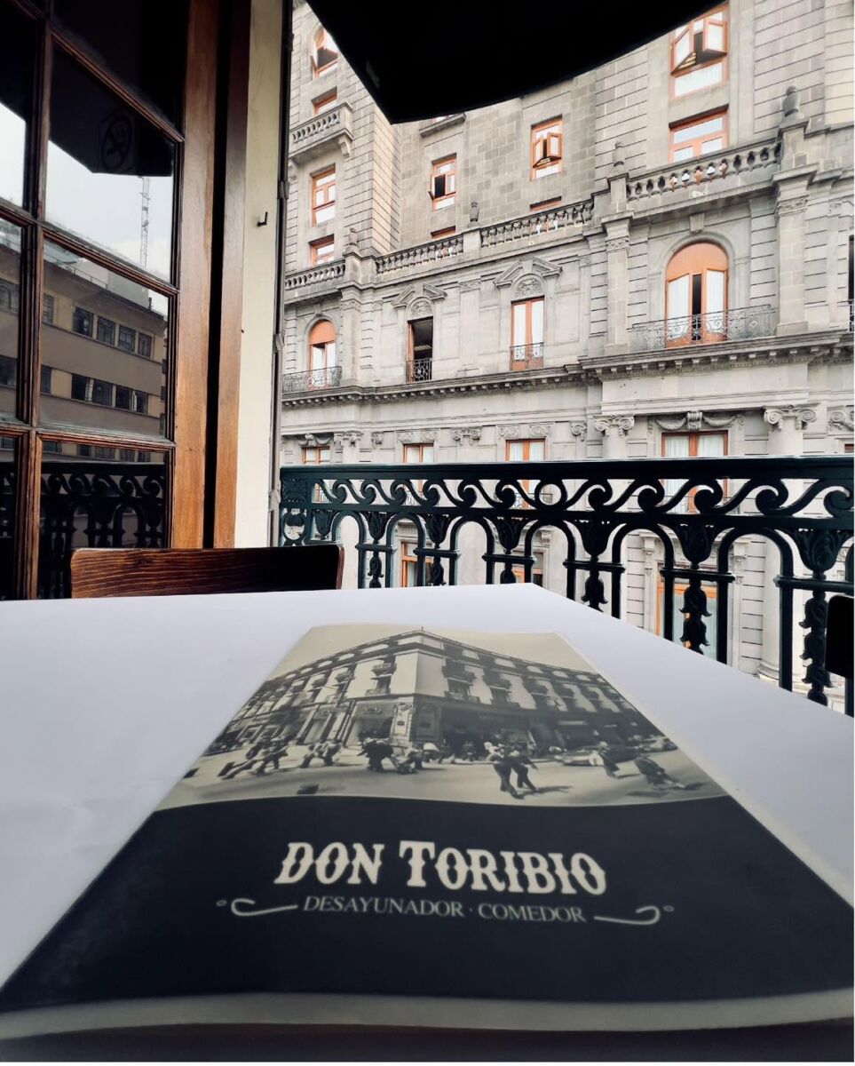 Menú de Don Toribio en el balcón del segundo piso