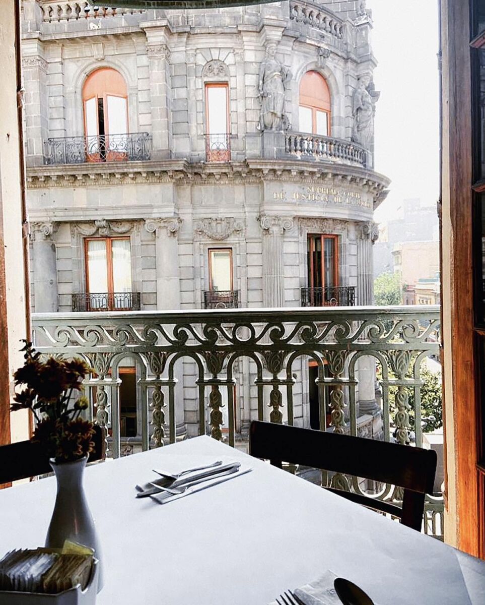 vista de Don Tobirio a edificio histórico en el centro
