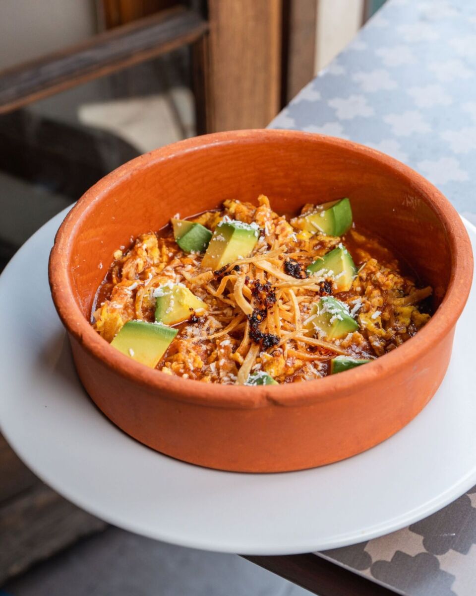 sopa azteca en plato de barro