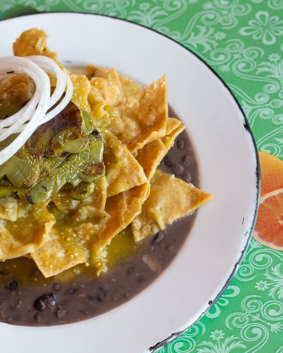 chilaquiles verdes con frijoles y nopales 