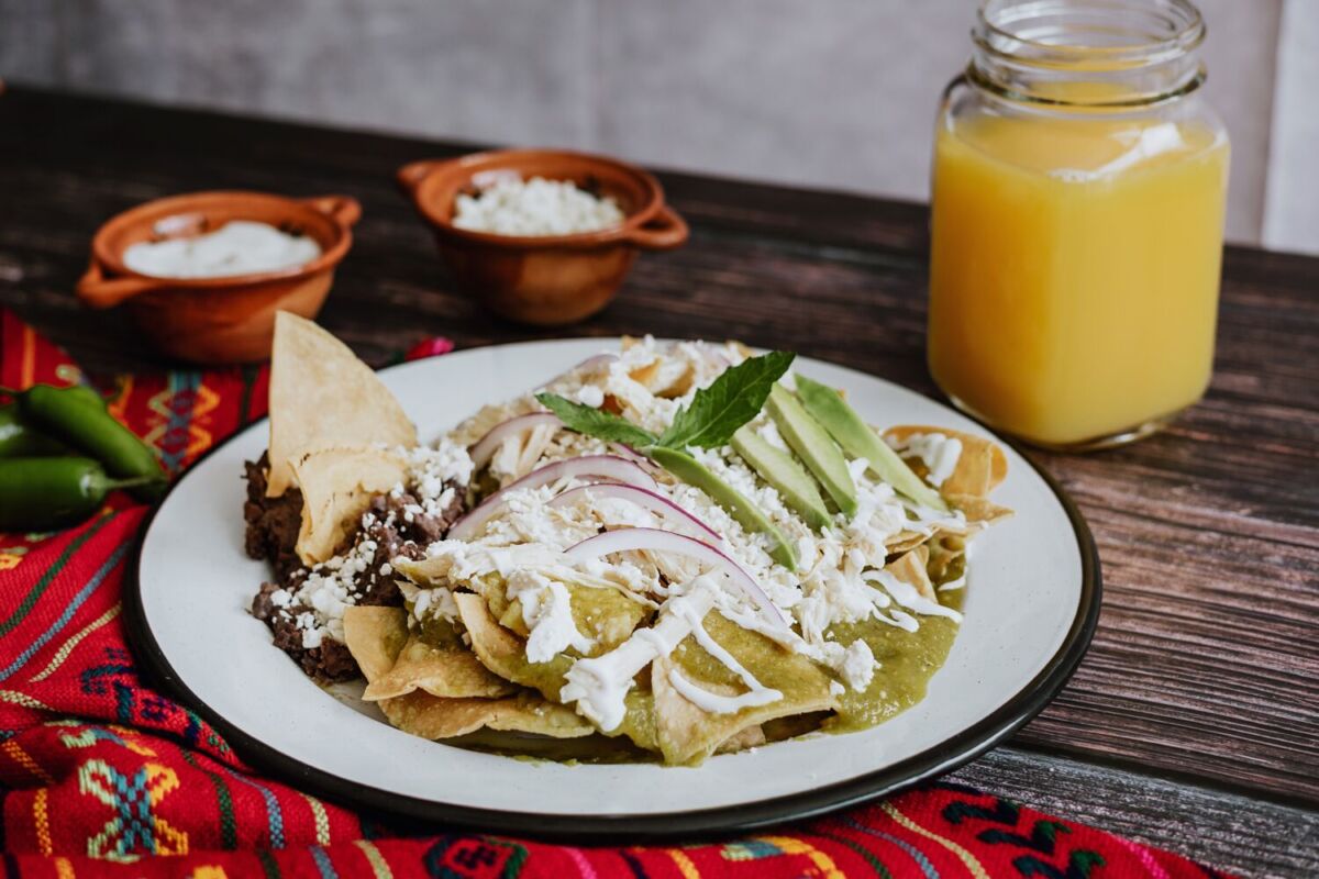 chilaquiles verdes con jugo de naranja 