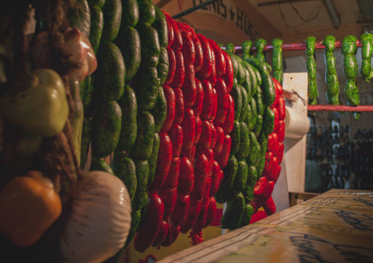 chorizo verde y rojo colgado en una carnicería 