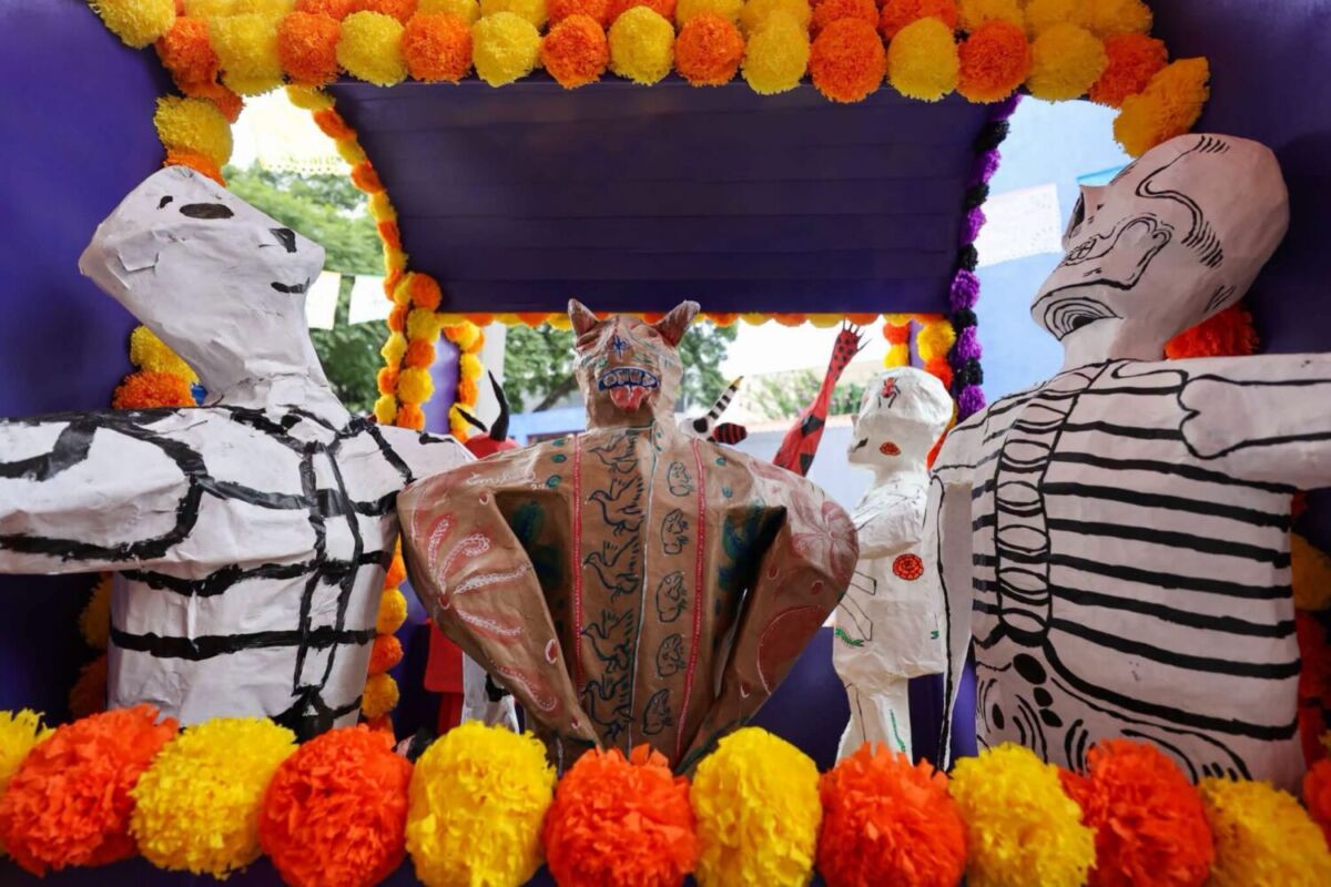 ofrenda de Día de Mueros con cartonería y flor de cempasúchil 