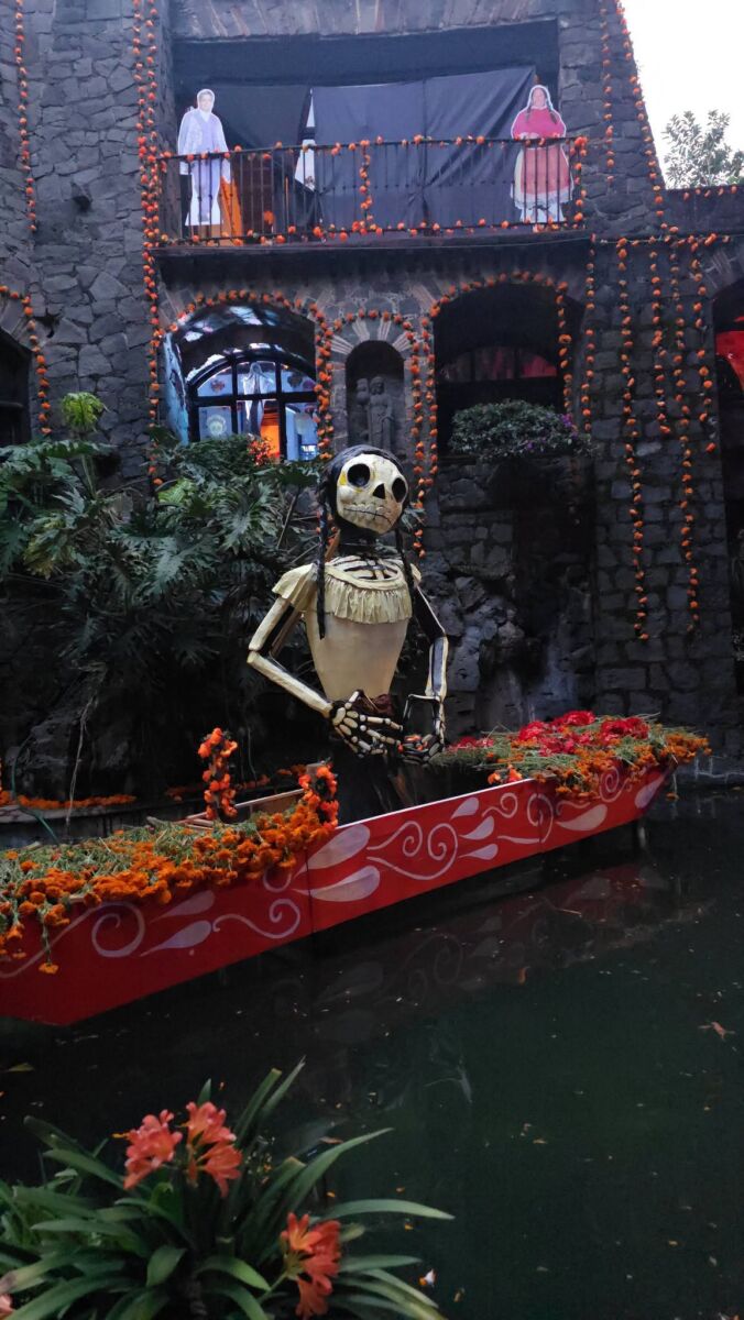 calaca monumental en una instalación de Día de Muertos 