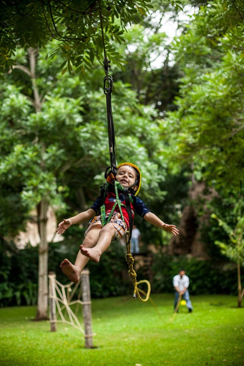niño en una tirolesa