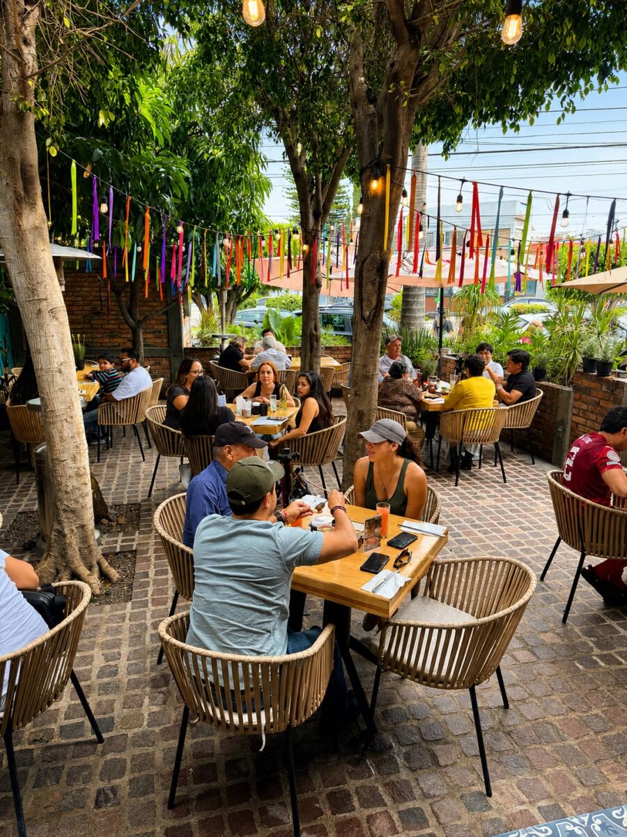 Comensales disfrutando su comida en las mesas exteriores del restaurante Gran Macaria en Querétaro