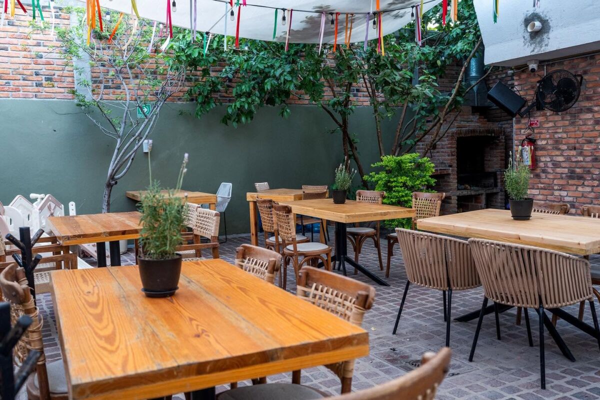 Mesas exteriores en el Restaurante Gran Macaria en Querétaro