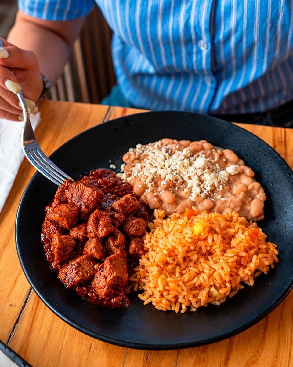 Plato de carne con arroz y frijoles en el restaurante Gran Macaria 