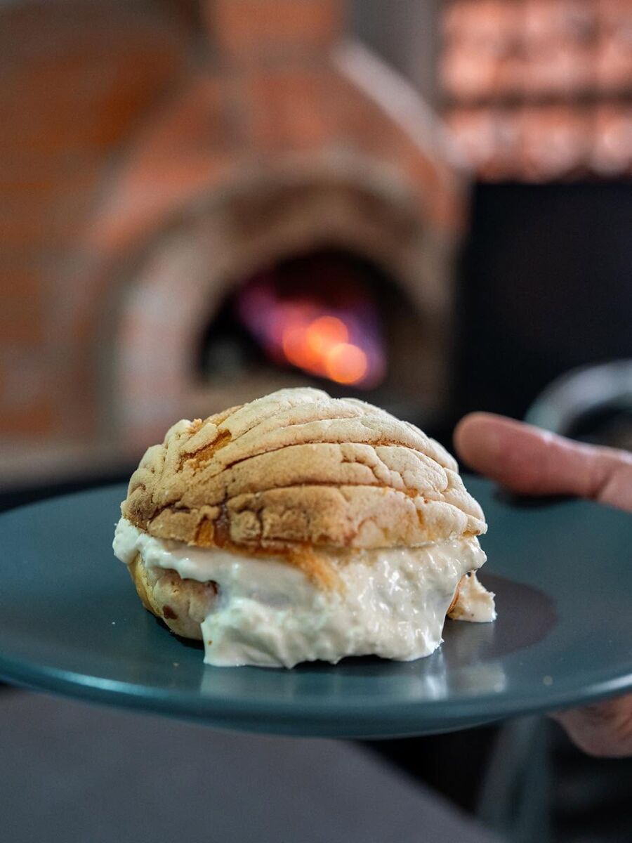 Concha rellena de nata en el restaurante Gran Macaria en Querétaro