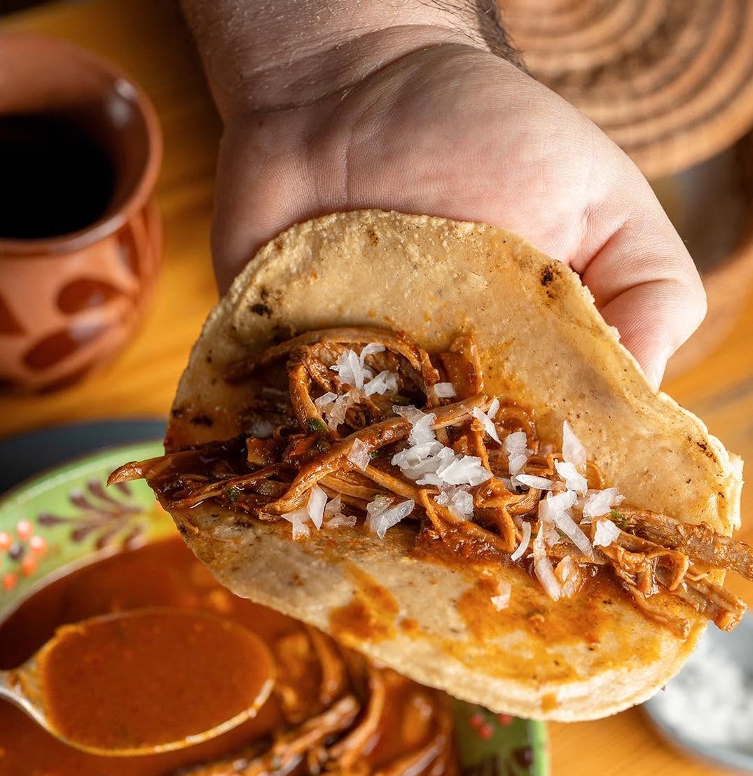 Taco de carne con tortilla hecha a mano en el restaurante Gran Macaria, en Querétaro 