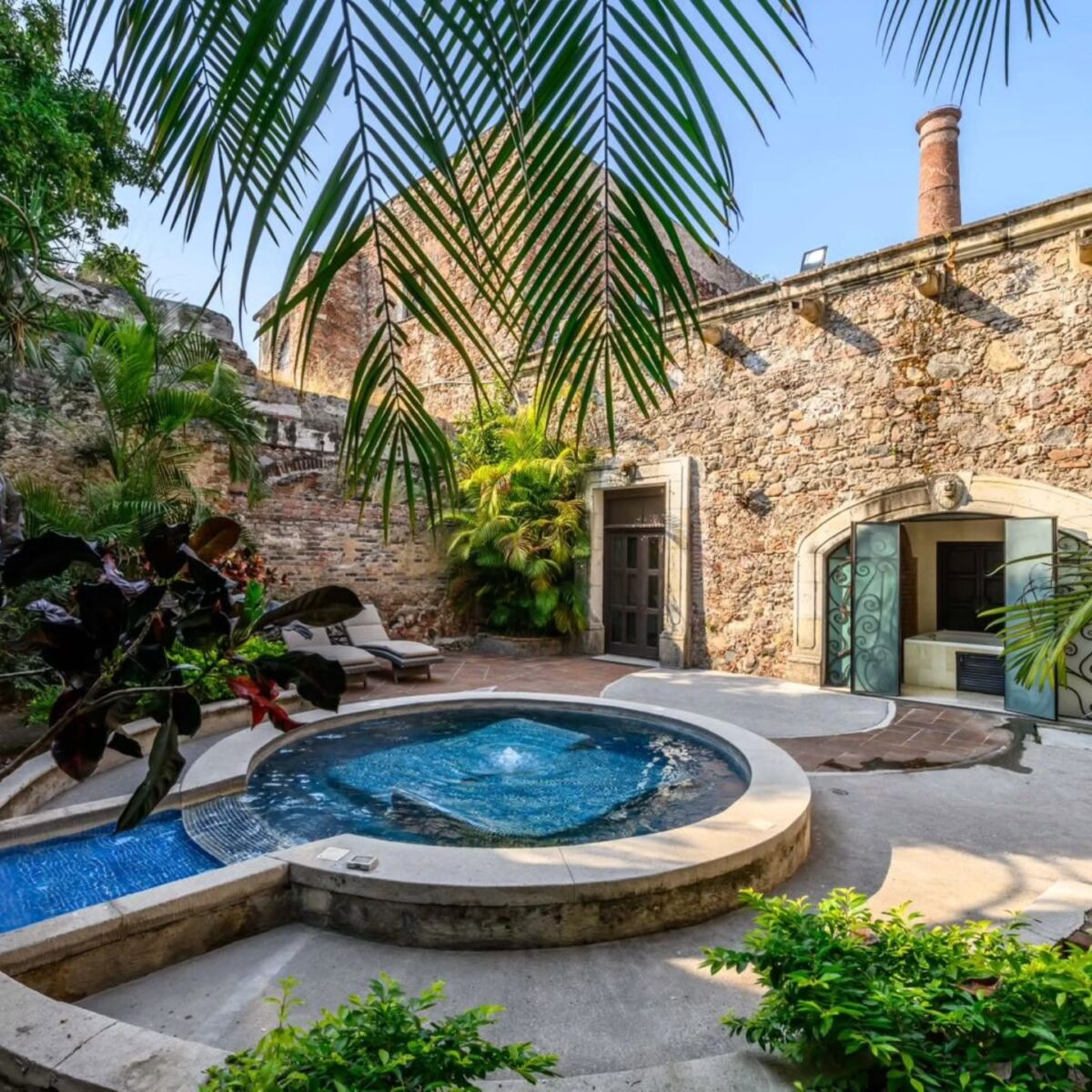 jacuzzi en medio de la naturaleza