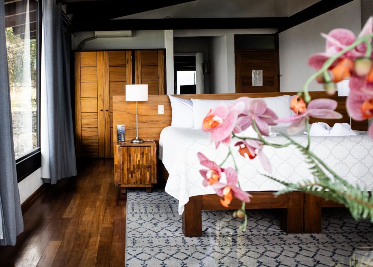 habitación de hotel moderna con muebles de madera
