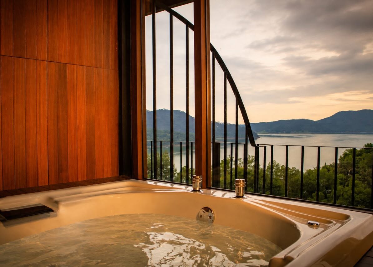 jacuzzi con vista a un lago