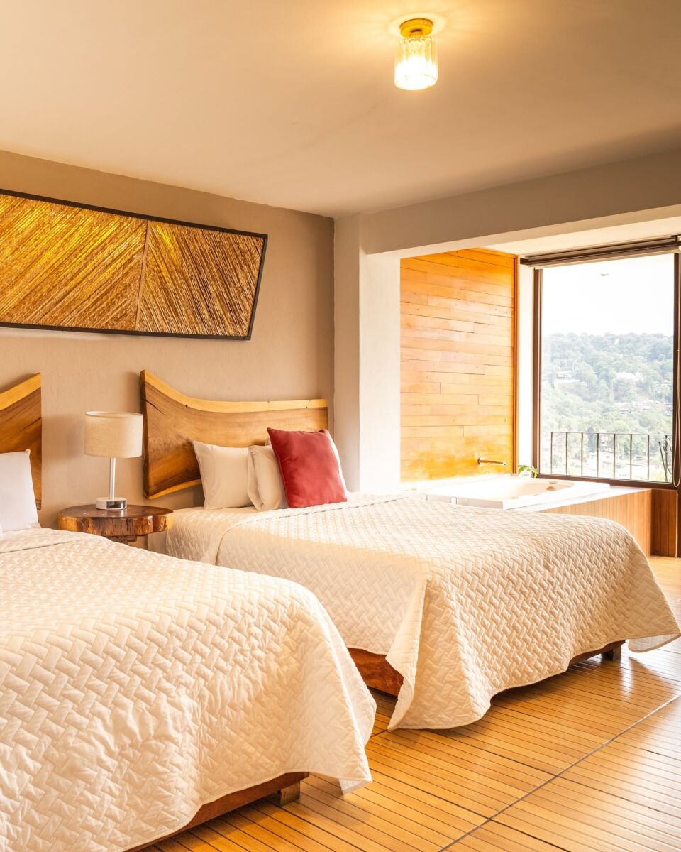 habitación con dos camas y jacuzzi