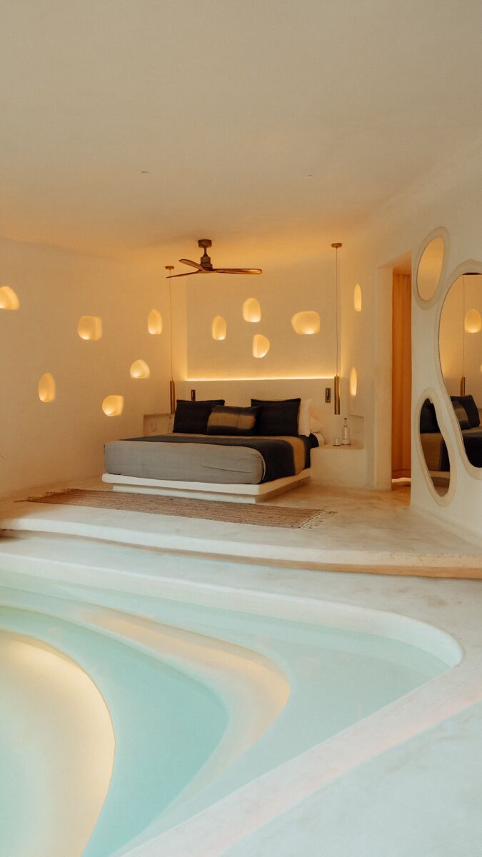 Hotel de paredes blancas y jacuzzi en el cuarto
