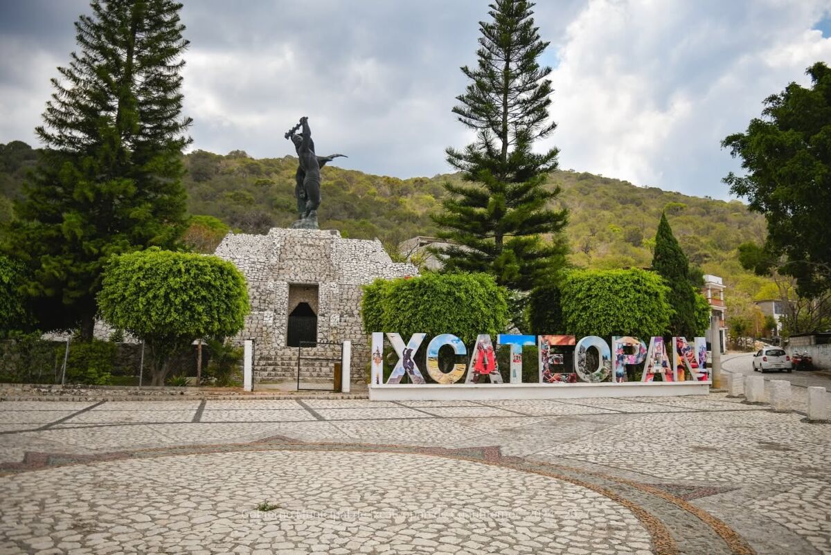 Letras monumentales de Ixcateopan en el centro del pueblo 