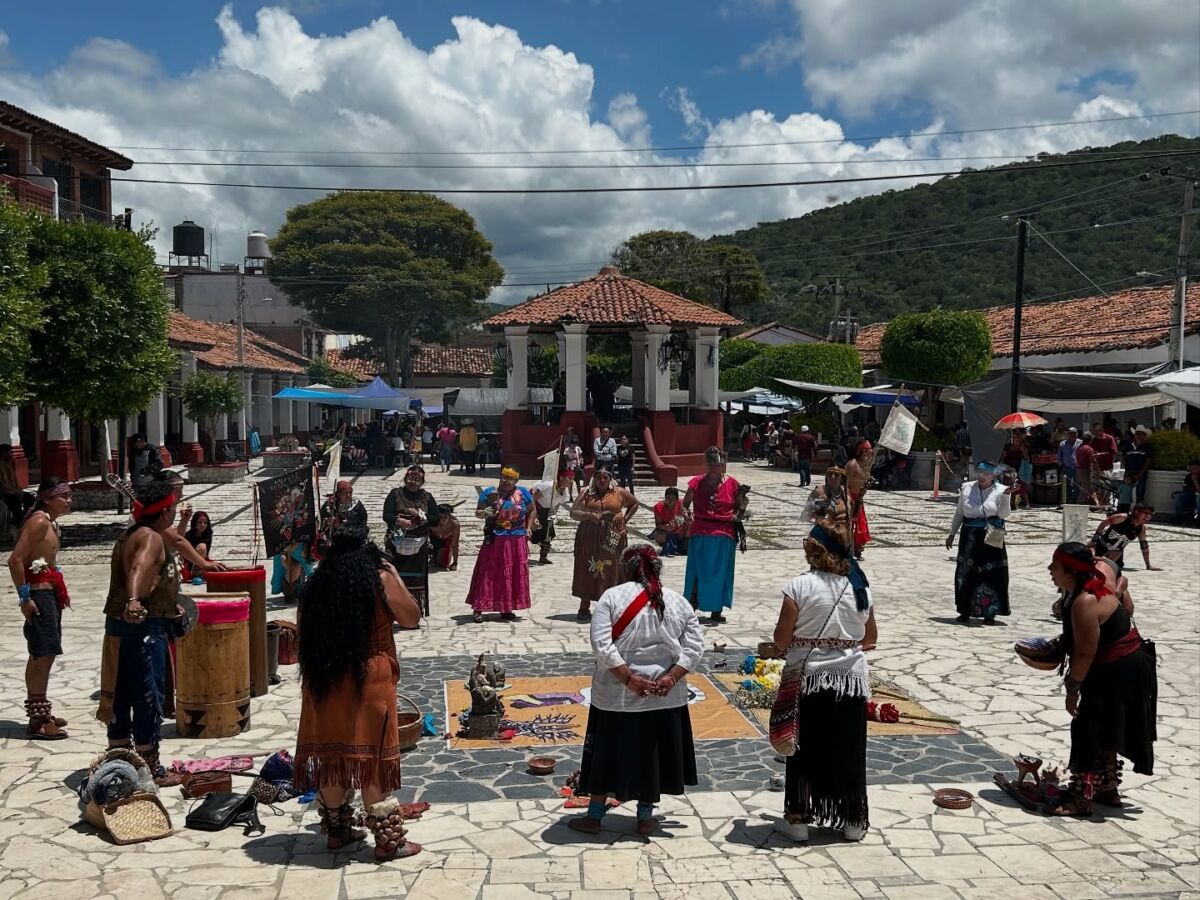 Danza ritual en la celebración del nacimiento de Cuauhtémoc en el Pueblo Mágico de Ixcateopan, Guerrero 