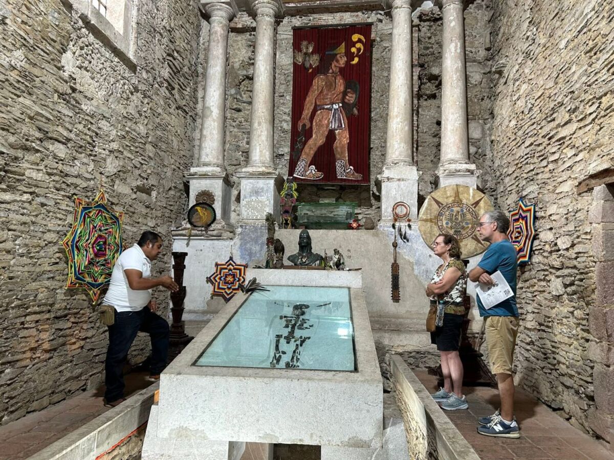 Mausoleo de Cuauhtémoc al interior del Templo de Ixcateopan, en Guerrero