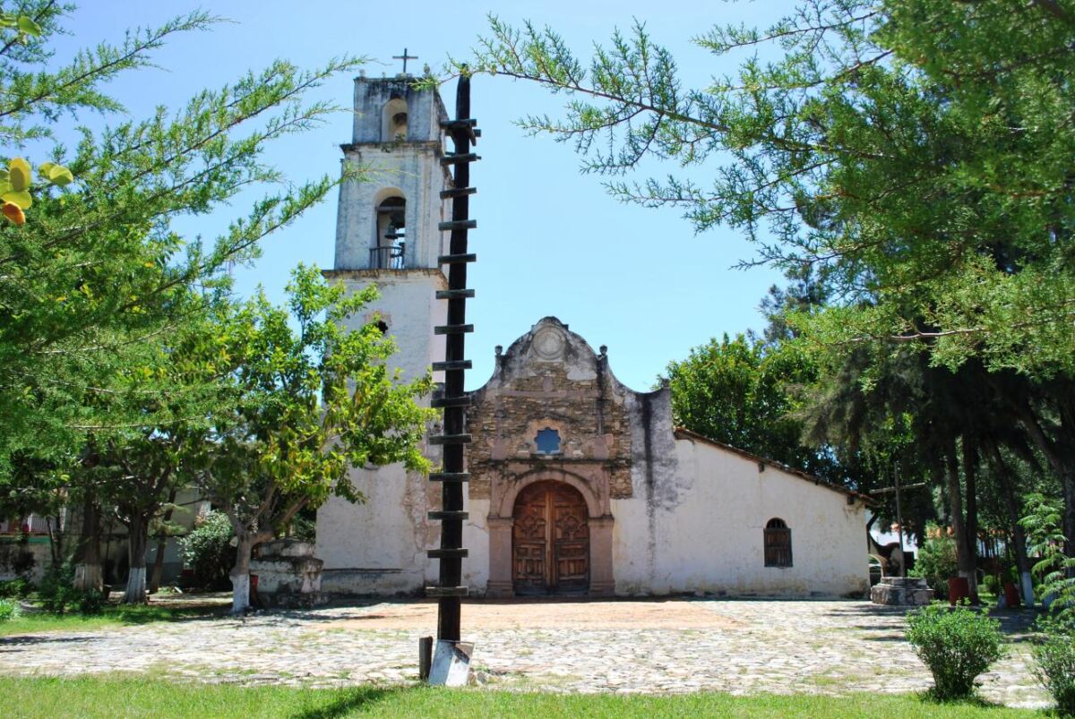 Vista completa del Antiguo Templo de Santa María de la Asunción en el pueblo de Ixcateopan, Guerrero