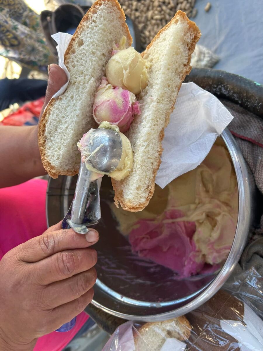 Una señora sirve Pan con nieve en el pueblo de Ixcateopan, Guerrero