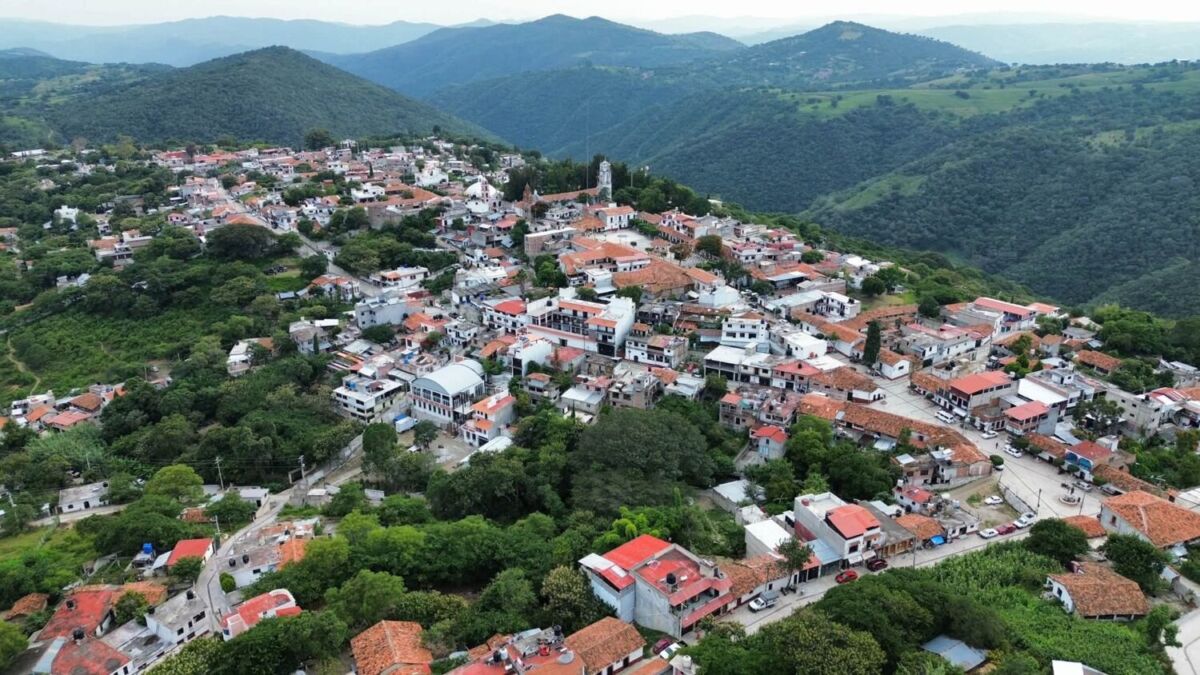 Vista panorámica del Pueblo Mágico Ixcateopan de Cuauhtémoc con sus casitas de teja y neblina