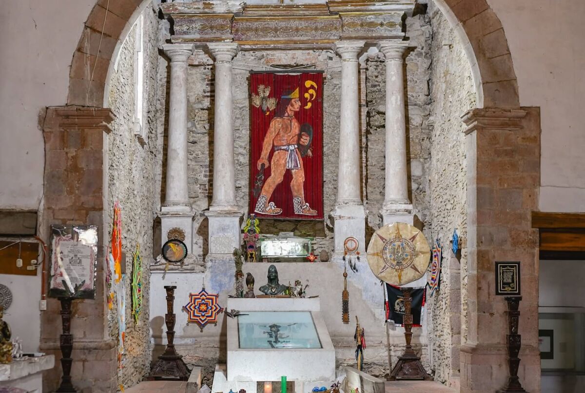 Mausoleo de Cuauhtémoc al interior del Templo de Ixcateopan, en Guerrero