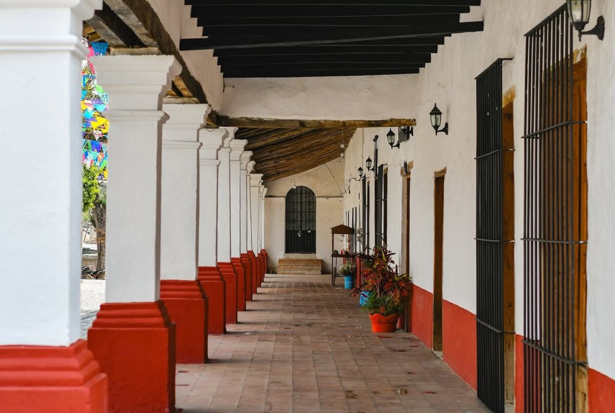 Edificio pintoresco en el centro de Ixcateopan de Cuauhtémoc, Guerrero