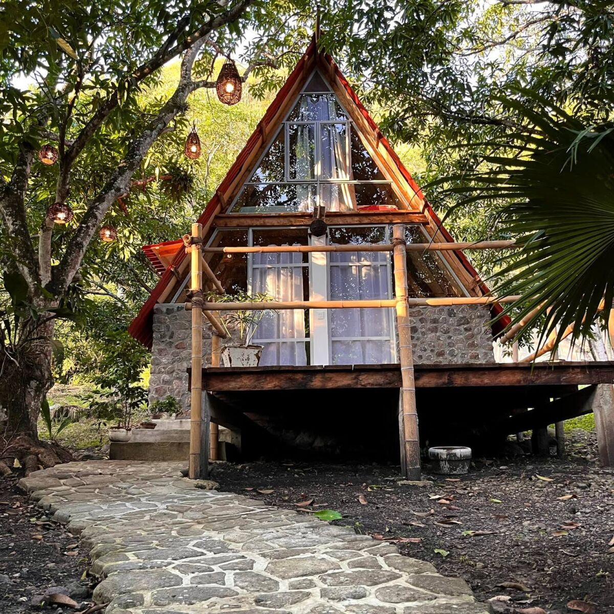 cabaña de madera y bambú en el bosque 
