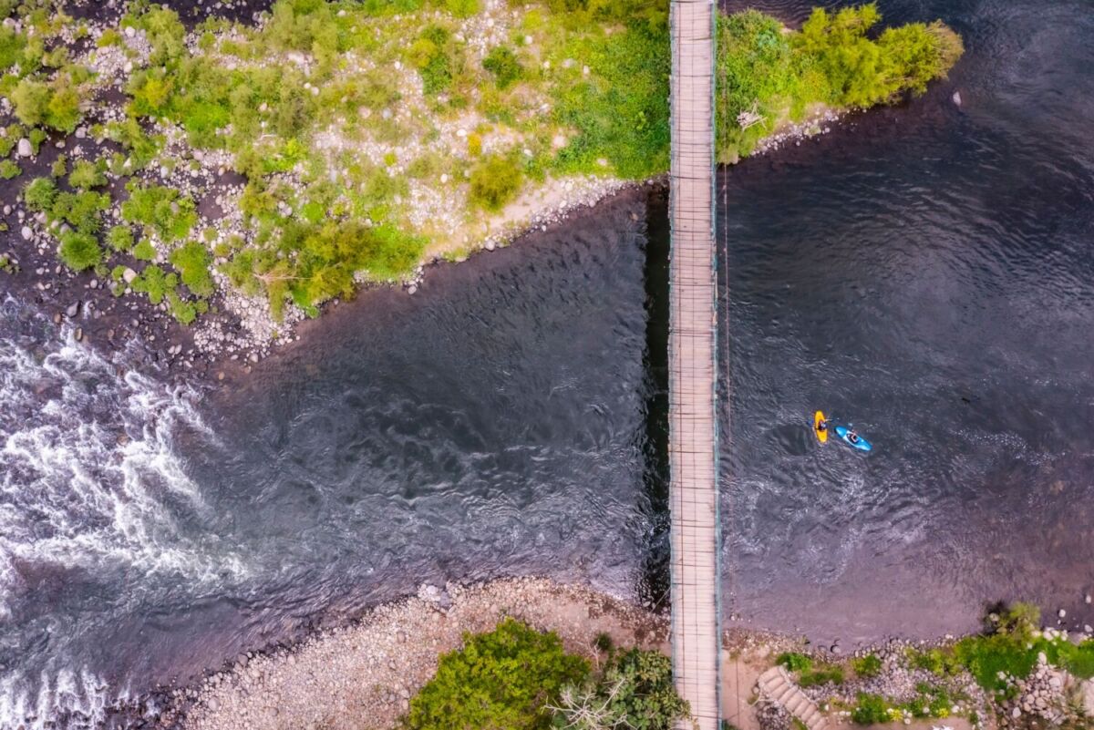 Puente colgante sobre un río en Jalcomulco para conectar con naturaleza