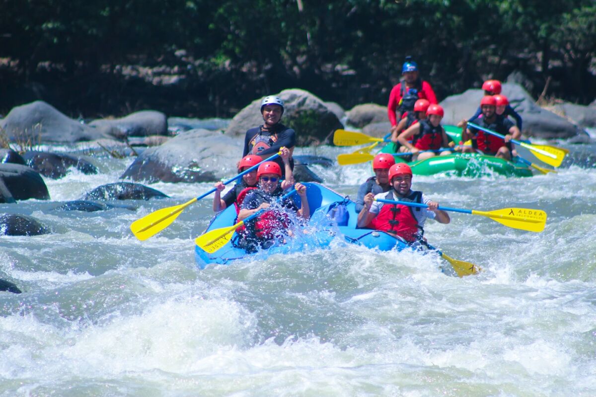 personas haciendo rafting en un río en Veracruz