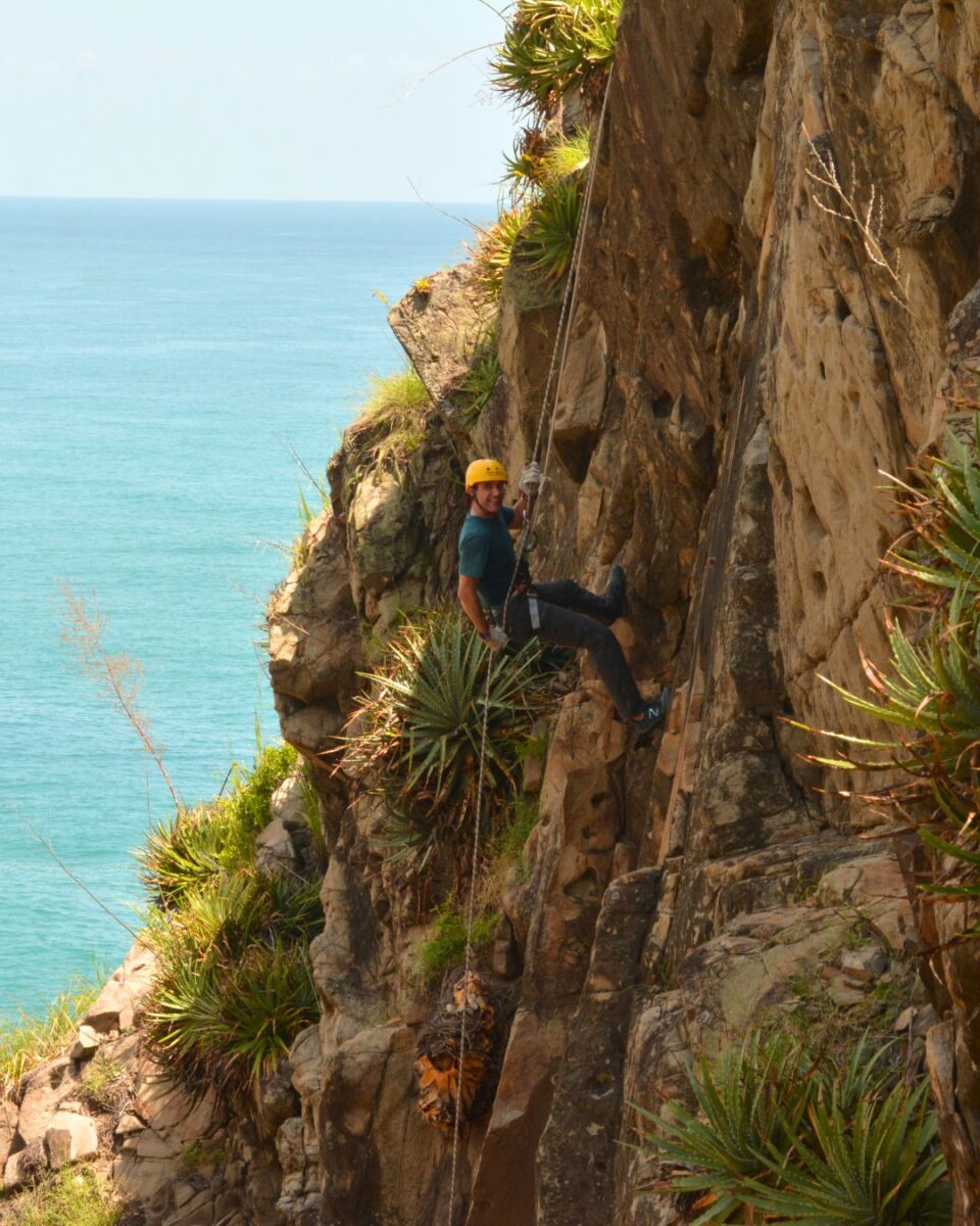 Persona haciendo rappel en una barranca en Jalcomulco
