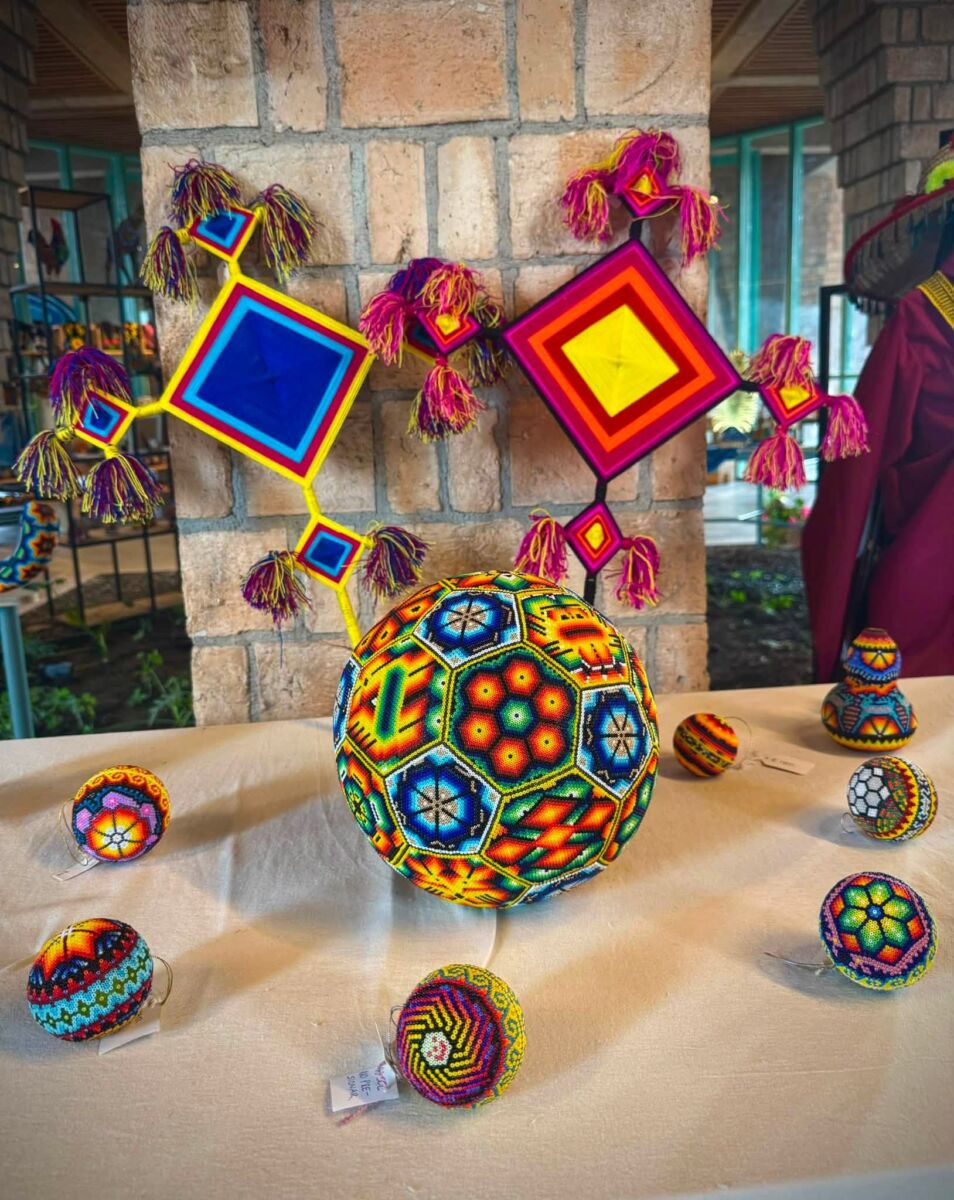 Venta de artesanías de los pueblos originarios en la Ciudad de las Artes Indígenas en Tepic, Nayarit