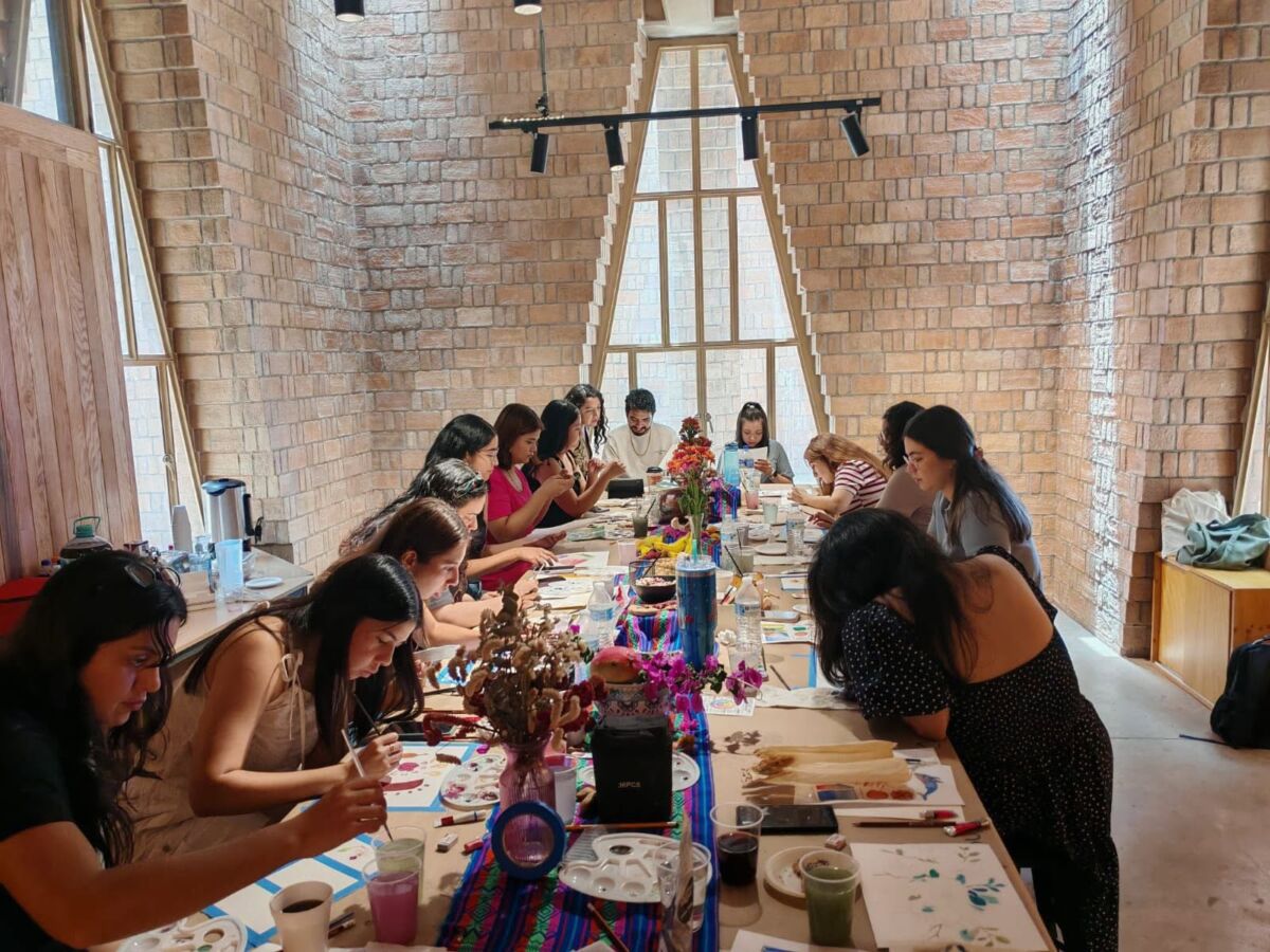 Taller de pintura en la Ciudad de las Artes Indígenas en Tepic, Nayarit