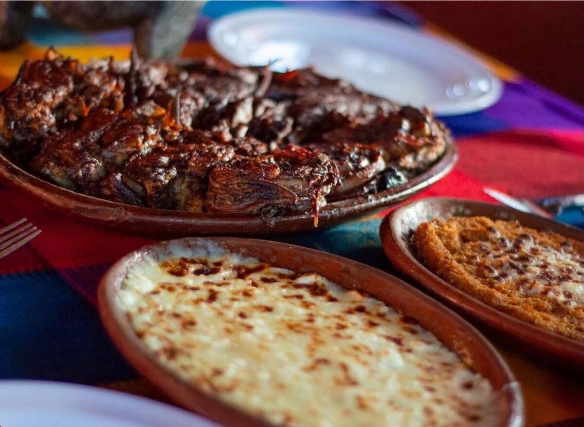 plato de birria con queso fundido en restaurante de Mazamitla