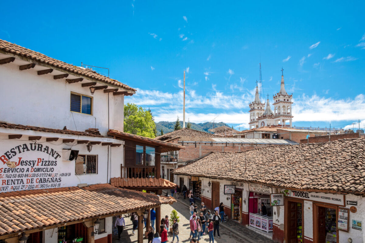 Esquina en Mazamitla con restaurante al frente 