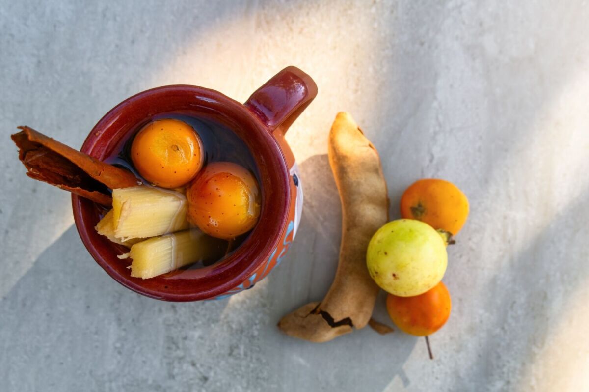 ponche de frutas con tejocotes y otros frutos silvestres