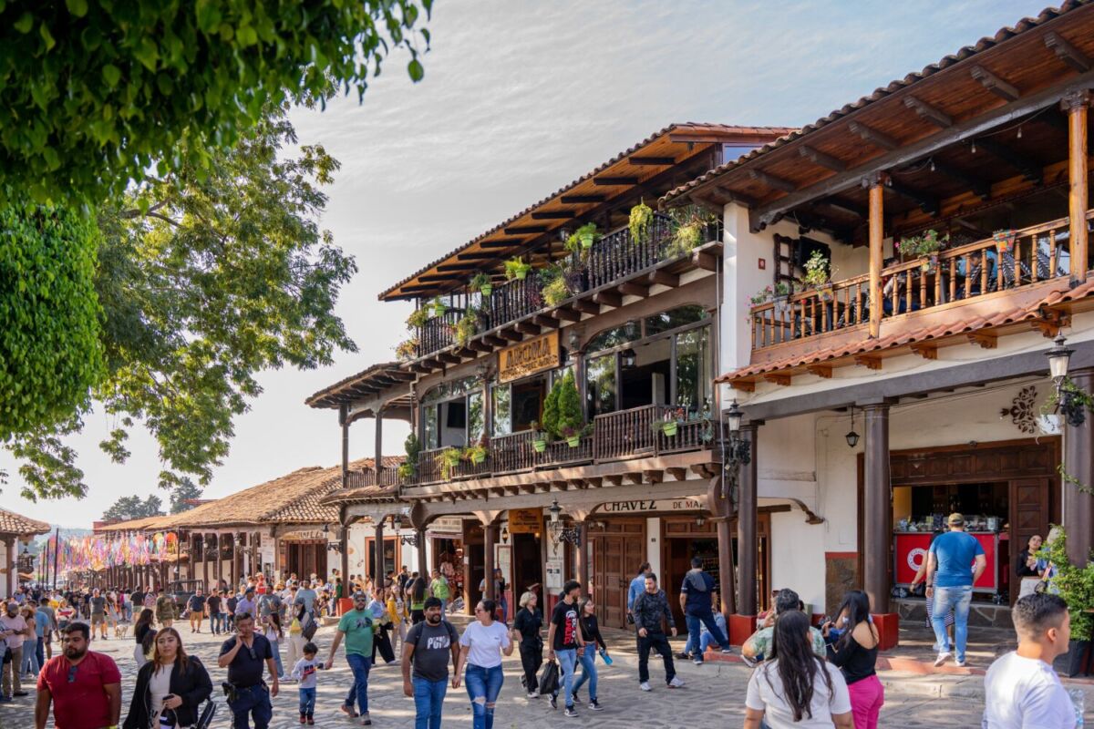 Birria, tamales, quesos y ponche en el Pueblo Mágico que huele a madera por sus casitas estilo europeo