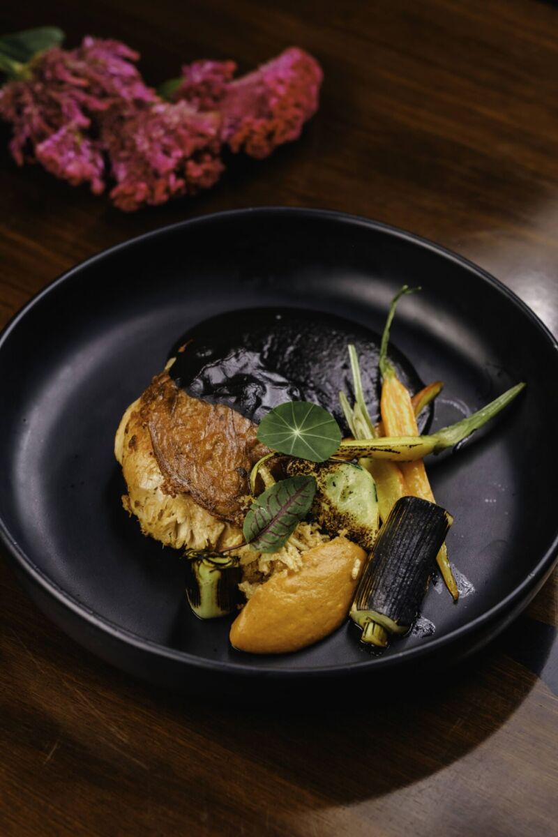 Plato con Lechón con recado negro en el restaurante Carmela y Sal 