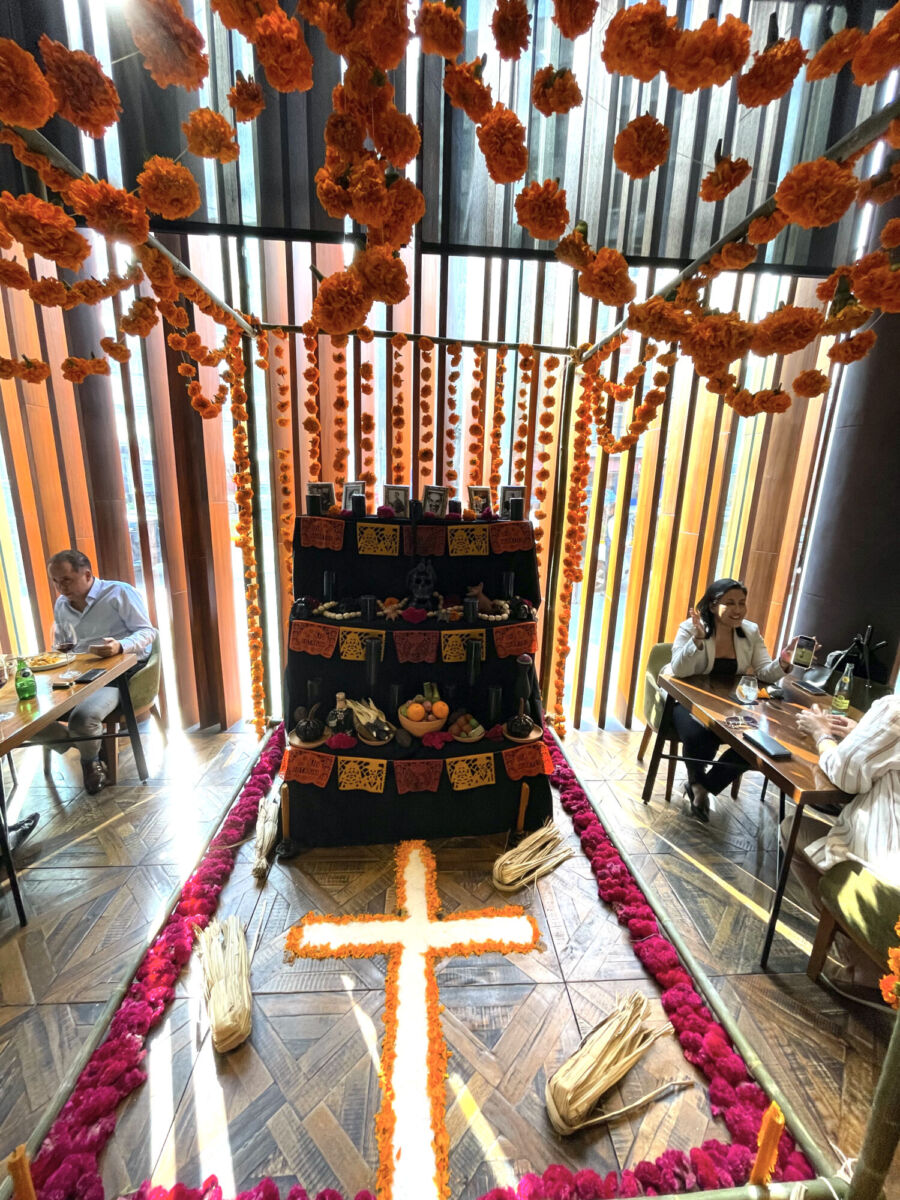 Altar de Día de Muertos en el restaurante Carmela y Sal 