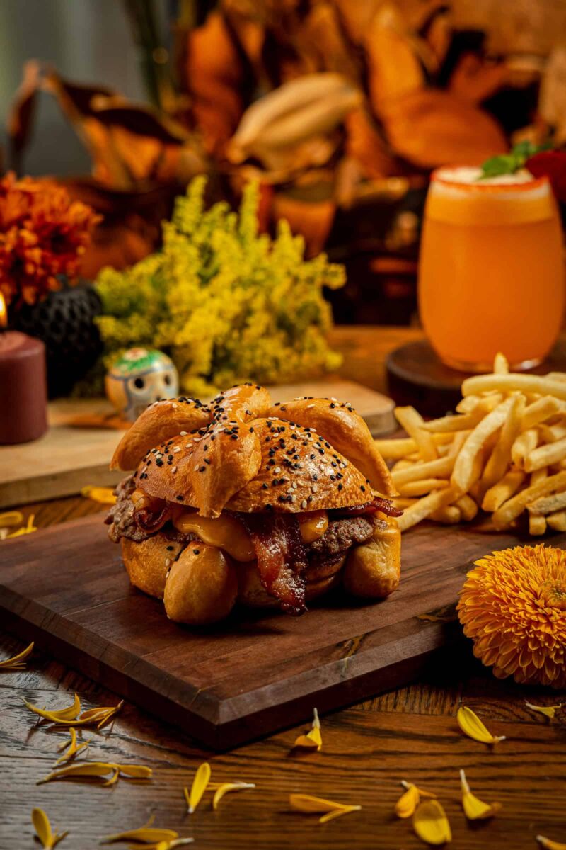 Hamburguesa de pan de muerto en Tagers CDMX