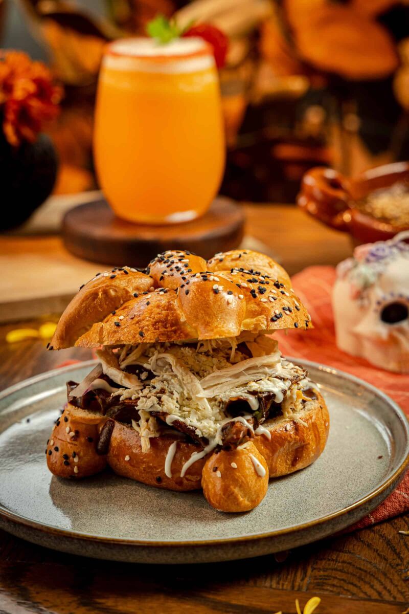 Hamburguesa y chilaquiles con pan de muerto, un french toast de café de olla: el menú de otoño más rico de San Ángel