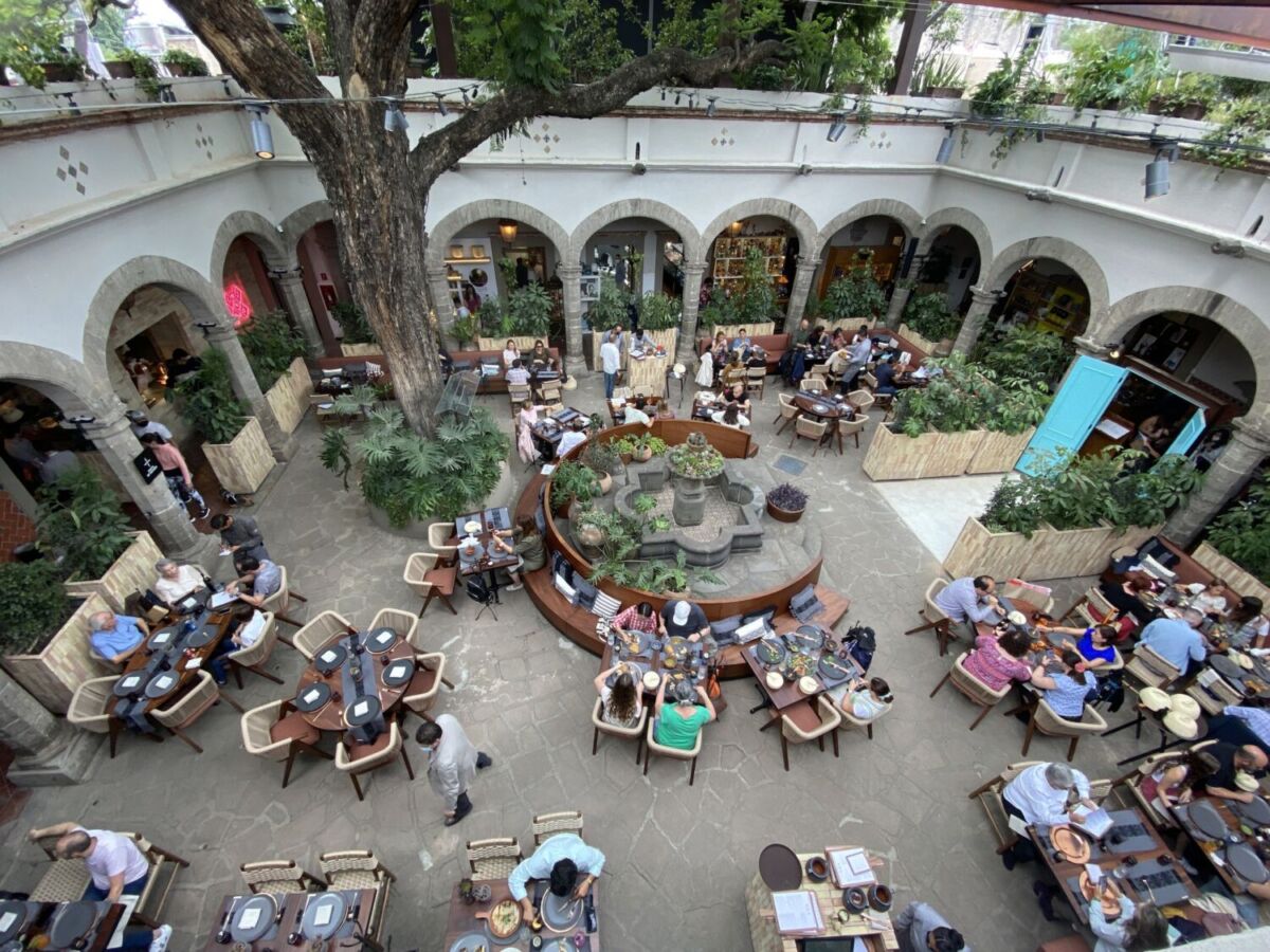 restaurante oxa en el patio de una casona colonial