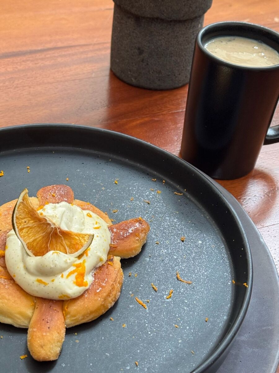 Pan de muerto prensado con crema de naranja