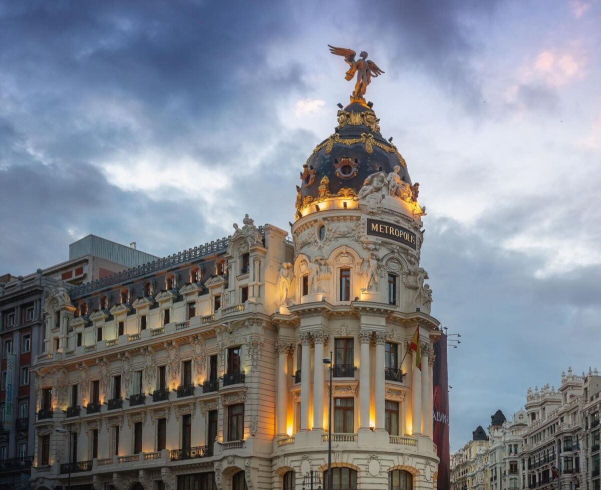 Has visto la cúpula del Metrópolis en mil postales de Madrid: Ahora puedes dormir ahí 