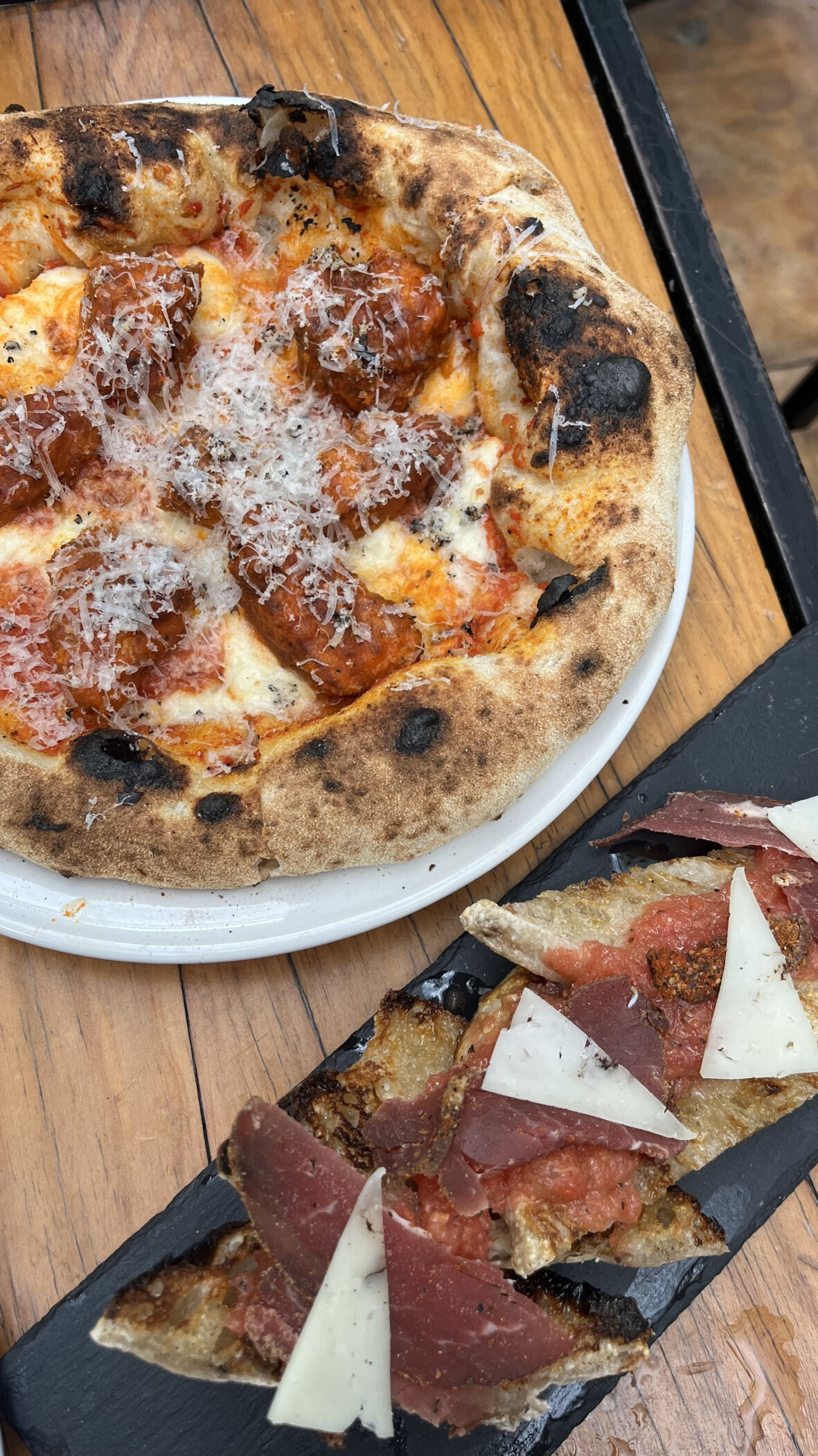 Cuando no sé dónde comer, voy a esta pizzería en la Juárez donde siempre tienen colaboraciones con otros restaurantes Cuando no sé dónde comer, voy a esta pizzería en la Juárez donde siempre tienen colaboraciones con otros restaurantes