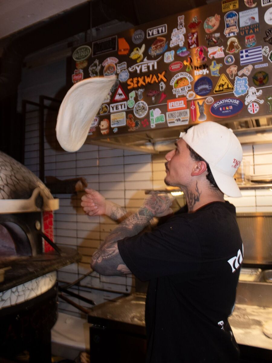 hombre haciendo pizza