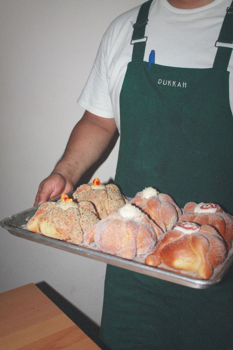 charola con pan de muerto 