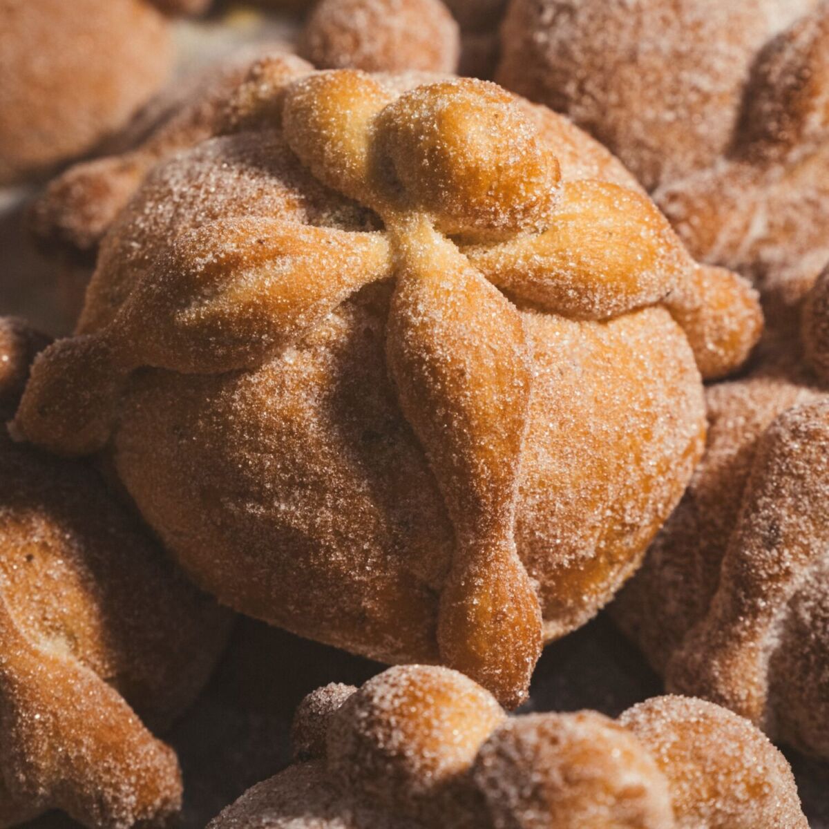 pan de muerto tradicional con azúcar